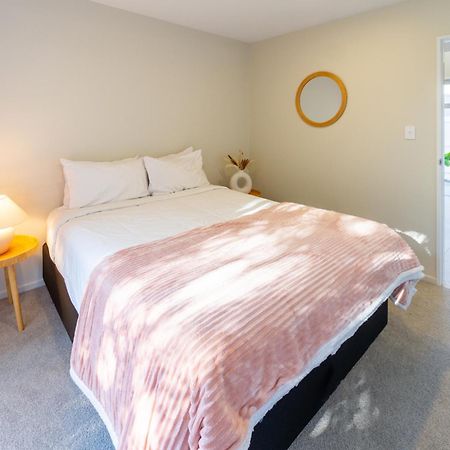 Luxury Beachside Living Elegant 3-Bedroom Haven Christchurch Exterior photo