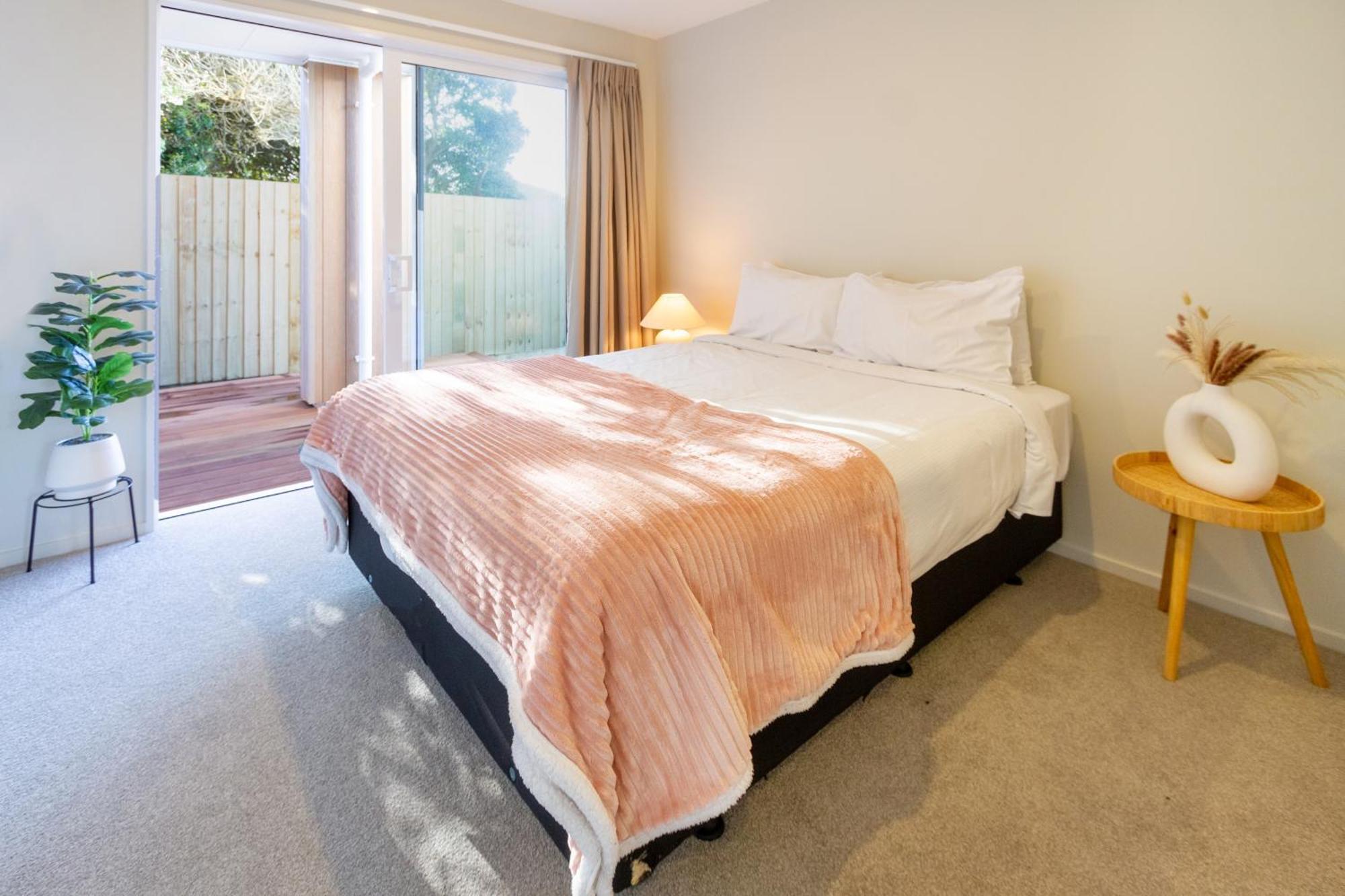 Luxury Beachside Living Elegant 3-Bedroom Haven Christchurch Exterior photo