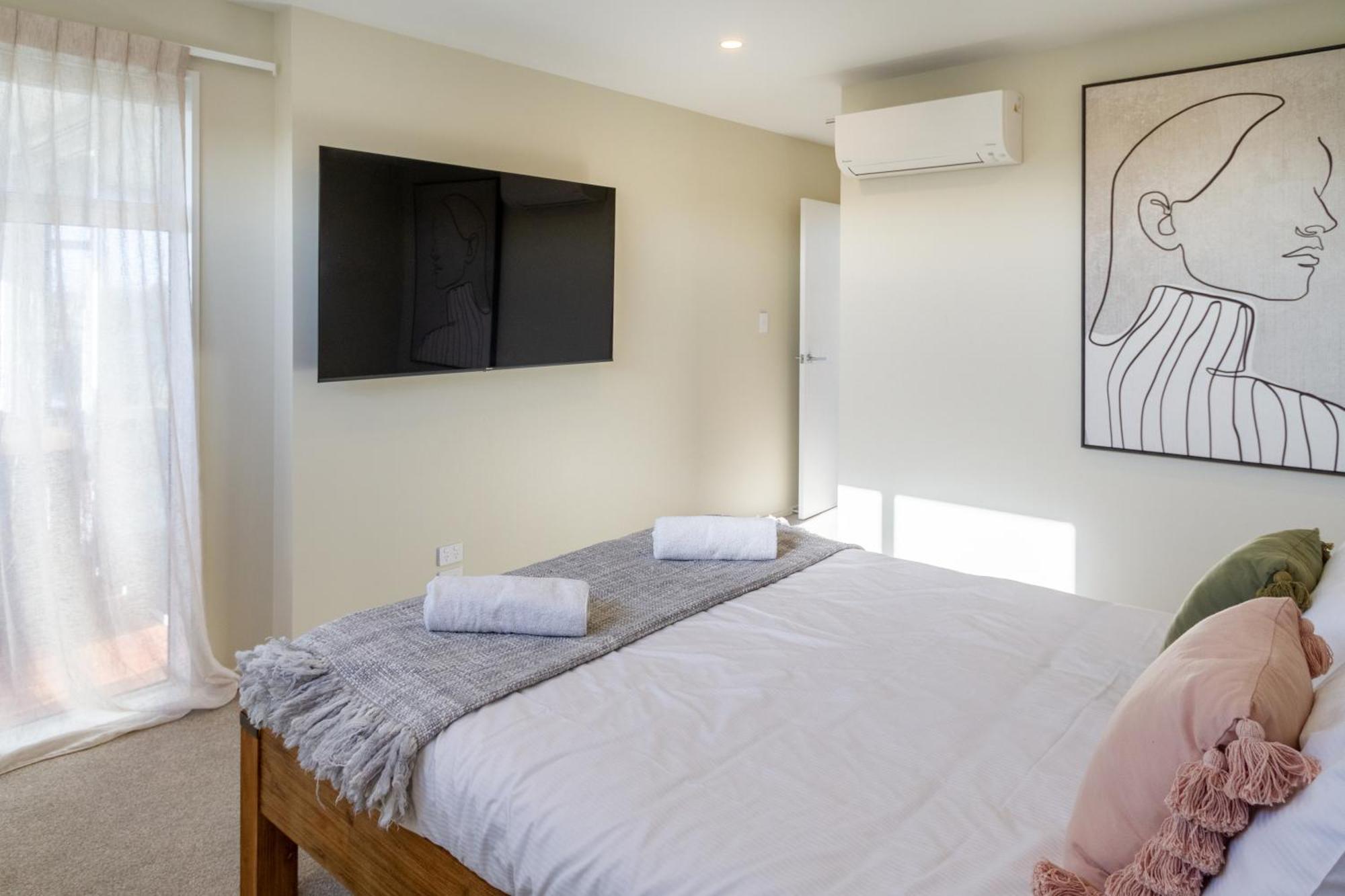 Luxury Beachside Living Elegant 3-Bedroom Haven Christchurch Exterior photo
