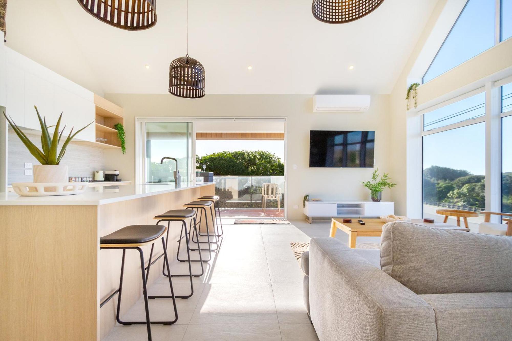 Luxury Beachside Living Elegant 3-Bedroom Haven Christchurch Exterior photo
